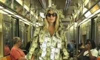 Аргентинская фотомодель, нарядившись в костюм с приклееными долларами, устроила акцию небывалой щедрости в нью-йоркской подземке. (Видео) 4