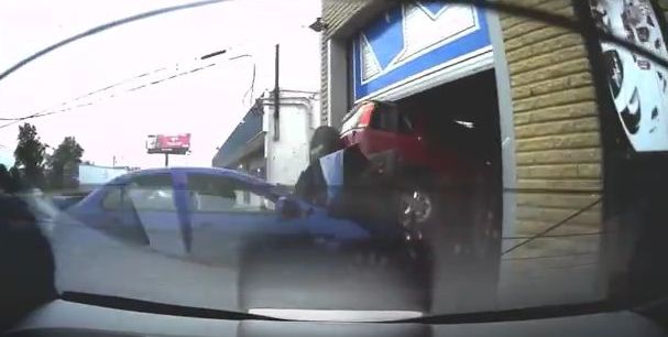 Нетерпеливый автовладелец «поторопил» слишком медленно заезжающий на автомойку внедорожник. (Видео)