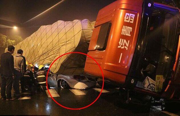 Три китаянки чудом выжили, оказавшись заблокированными в салоне расплющенного автомобиля, после крушения многотонного грузовика. (Видео)