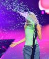 Британская певица попала под «струю» зелёной слизи на музыкальном фестивале 3