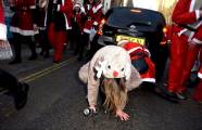 Тысячи разнополых «Санта - Клаусов» вышли на улицы Вуллонгонга, Лондона и Нью - Йорка + зомби вечеринка в Австралии (Видео) 105