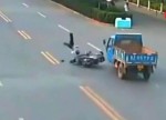 ШОК*! Вьетнамский мотоциклист на свою беду сбил пешехода. (Видео)