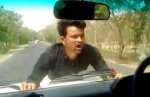 Демонстрант проехался на капоте автомобиля депутата, требуя финансирования строительства уборных в Индии (Видео)