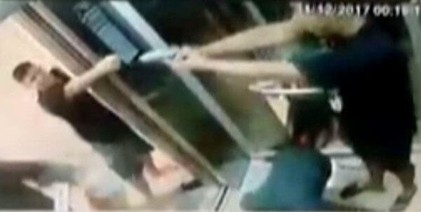 Молодой турист отнял пистолет и избил трёх полицейских в лифте бразильского отеля. (Видео)