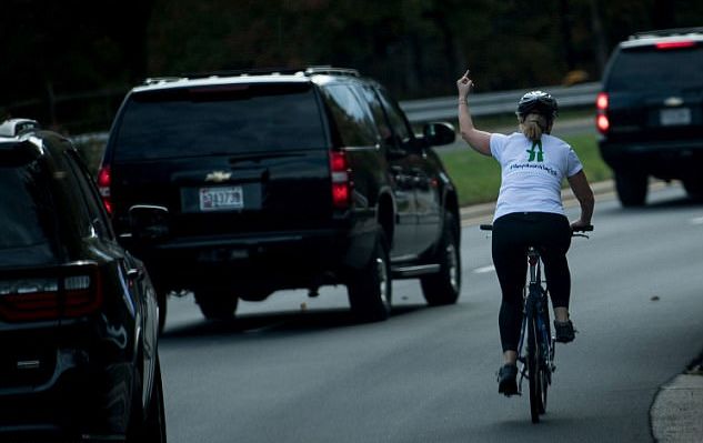 Велосипедистка жестом показала своё отношение к президенту США... лично.