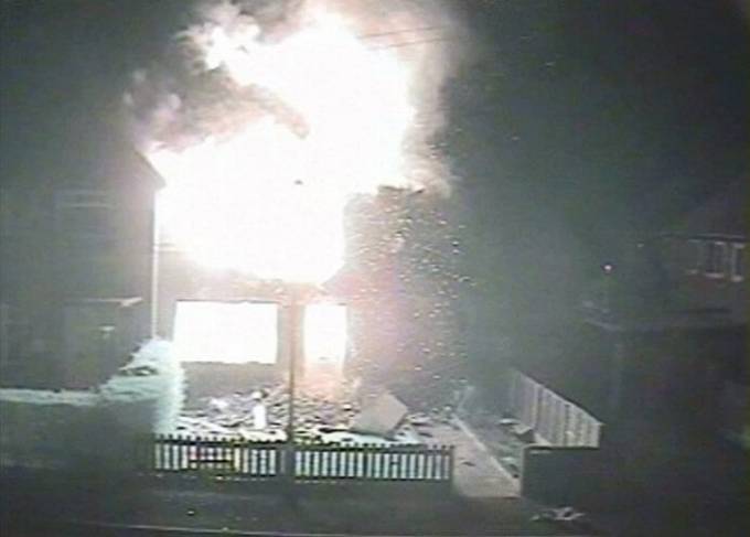 Момент поджога жилища, в рамках страховой афёры, попал на видеокамеру в Британии. (Видео)