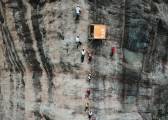 Магазин для экстремалов открылся на 100-метровой высоте горного хребта в Китае (Видео) 1