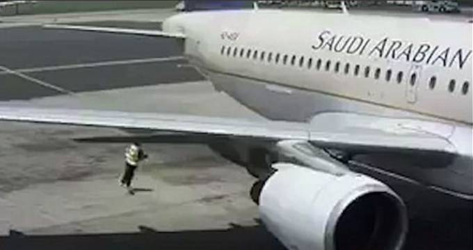 Работник аэродрома чуть не взлетел, оказавшись возле двигателя самолёта. (Видео)