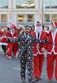 Тысячи разнополых «Санта - Клаусов» вышли на улицы Вуллонгонга, Лондона и Нью - Йорка + зомби вечеринка в Австралии (Видео) 97