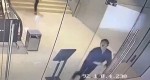 Стеклянная дверь не остановила рассеянного посетителя торгового центра (Видео)