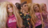 Старейшая «Барби» Британии, потратившая 25000 фунтов на кукольную внешность, всё ещё разыскивает своего «Кена» (Видео) 6