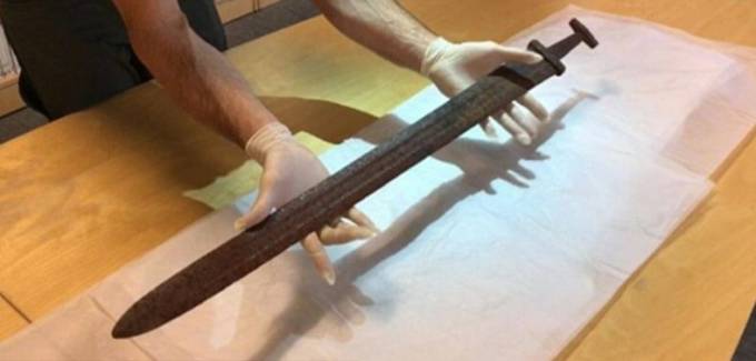 Хорошо сохранившийся 1100-летний меч викинга был найден в горах Норвегии (Видео)
