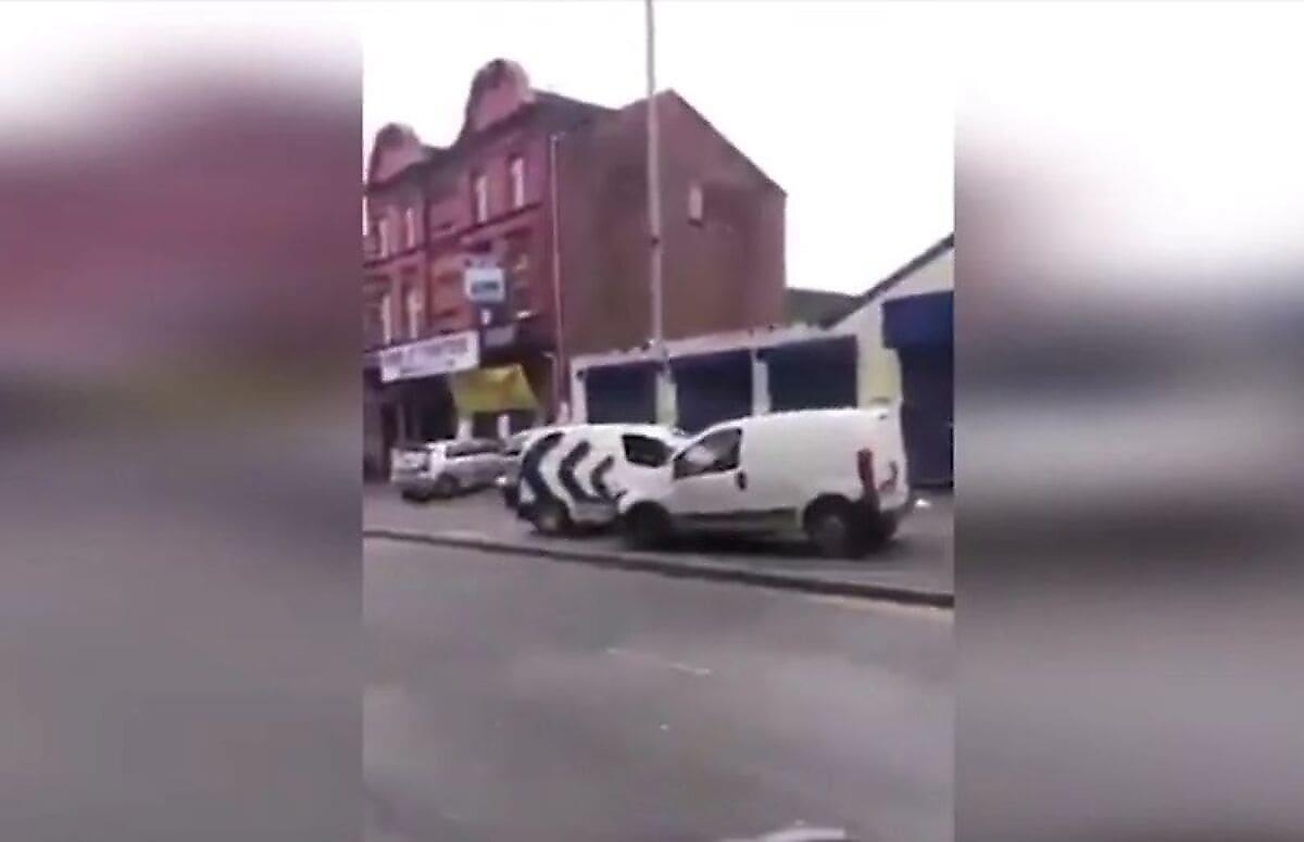 Британский автомобилист, получив штраф за парковку, несколько раз протаранил машину стюарда