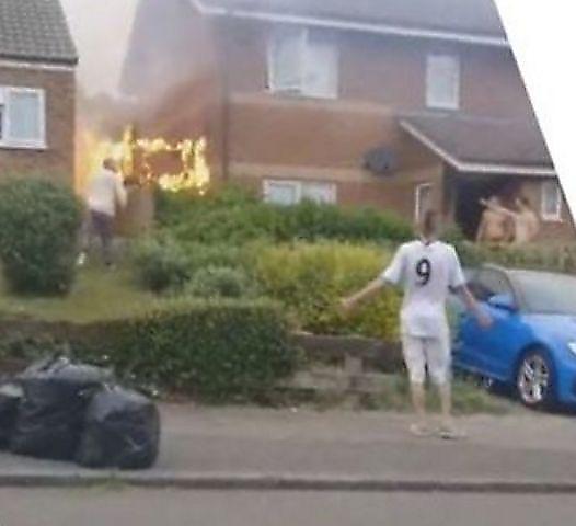 Чисто британская разборка: враждующие соседи не поделили пожар между домами ▶