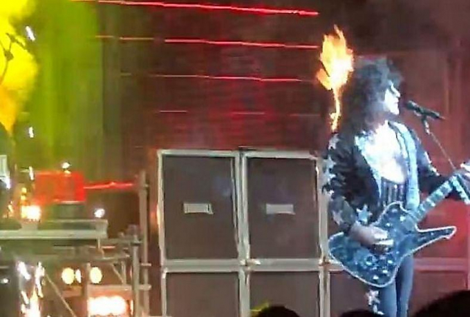 Гитарист трибьют-группы Kiss не заметил, как загорелся на сцене ▶