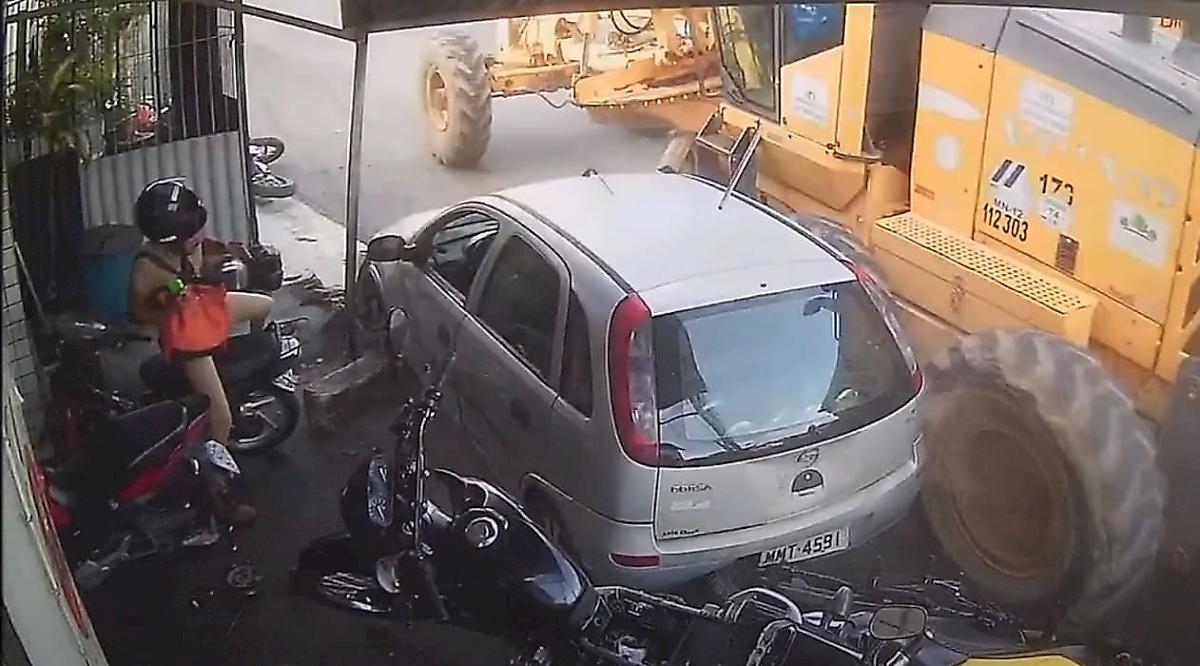 Мотоциклистка успела спастись от неуправляемого грейдера в Бразилии