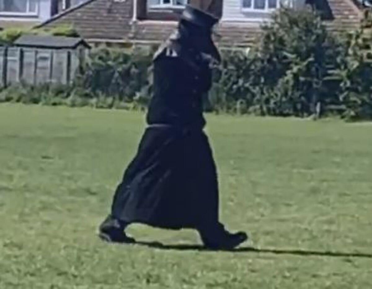 Мужчина, гуляющий в костюме «чумного доктора», объявлен в розыск в Британии