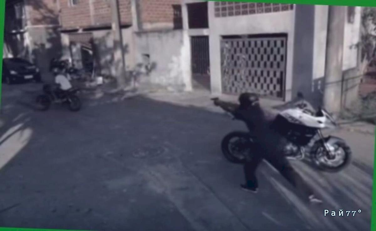 Налётчики быстро пожалели, попытавшись лишить байка мотоциклиста ▶