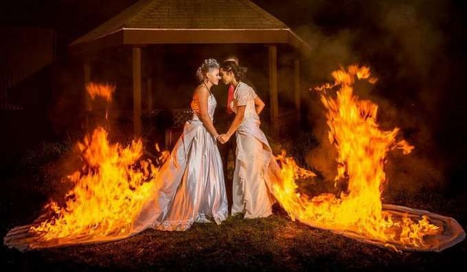 Две невесты отпраздновали свой брак сожжением свадебных платьев (Видео)