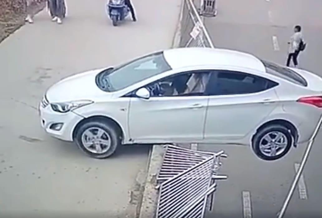 Китаянка совершила невозможное и застряла в салоне автомобиля в нескольких метрах над землёй