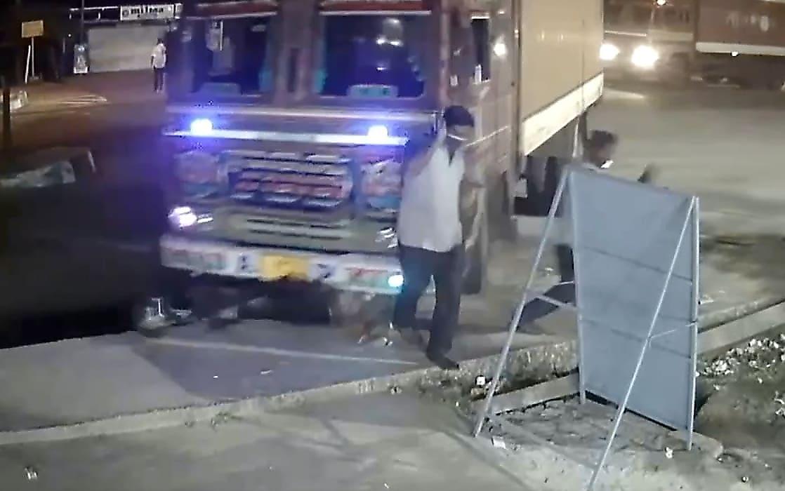 Пешеходы и собака чудом не угодили под колёса грузовика в Индии