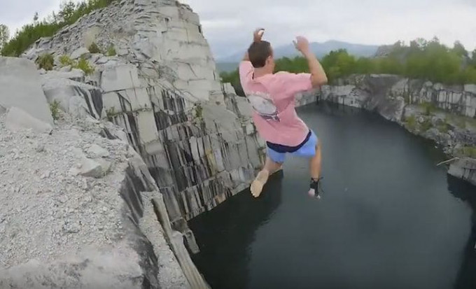 Американец повредил ногу, спрыгнув с 35-метровой скалы в водоём (Видео)