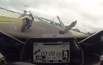 Две птицы, оказавшиеся на пути мотоциклистов, стали виновницами ДТП на мотозаезде в Австралии (Видео)