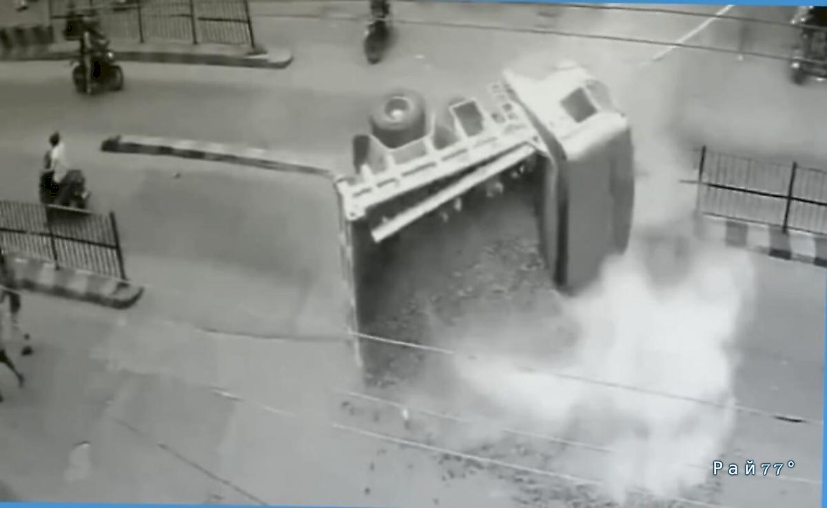 Опрокинувшийся самосвал чудом не придавил мотоциклистов и пешеходов в Индии ▶️