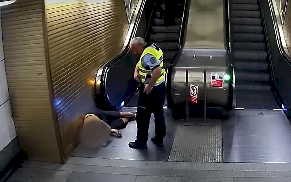 Забавная погоня полицейского за вором попала на видео в чешском метро