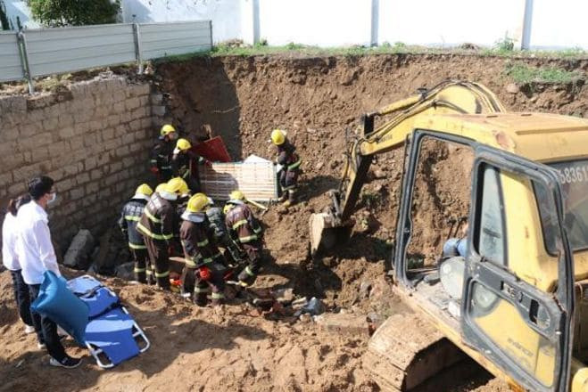Экскаватор похоронил троих рабочих на стройплощадке в Китае (Видео)