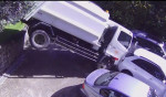 Неожиданное приземление мусоровоза попало на камеру в Новой Зеландии (Видео)