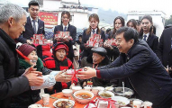 Китайский магнат осыпал подарками и деньгами пожилых жителей деревни, где он родился ▶