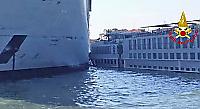 Круизный лайнер, столкнувшись с речным судном, протаранил причал в Венеции ▶ 1