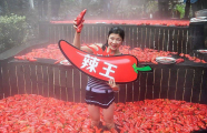 Молодая китаянка, сидя в ванной с красными перцами, выиграла конкурс по поеданию жгучего чили 0