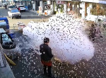 Рассеянный продавец устроил взрыв и завалил попкорном улицу в Китае