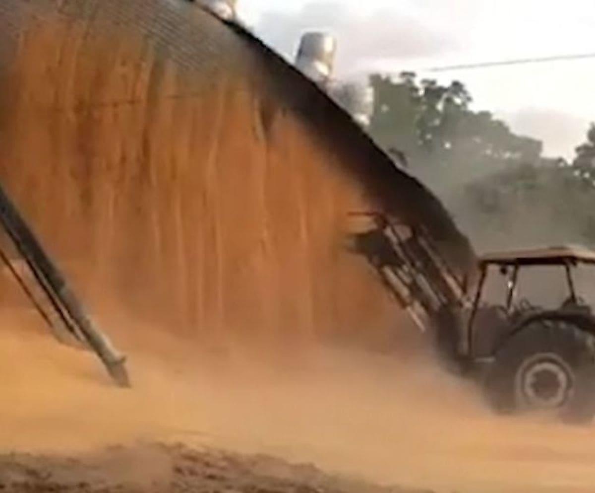 Тракторист, пытаясь закрыть дыру в стене, разрушил зернохранилище в Бразилии