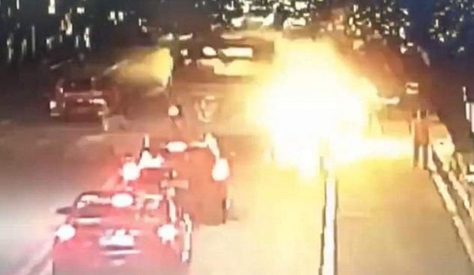 Момент взрыва автобуса попал на видеокамеру в Китае