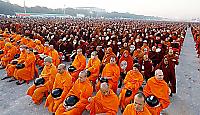 30000 монахов приняли участие в крупномасштабной акции «попрошайничества» в Мьянме 2