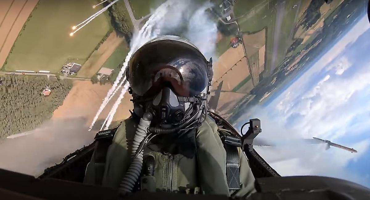В сети опубликовали видео, снятое из кабины истребителя F / A-18 Hornet на авиашоу в Финляндии