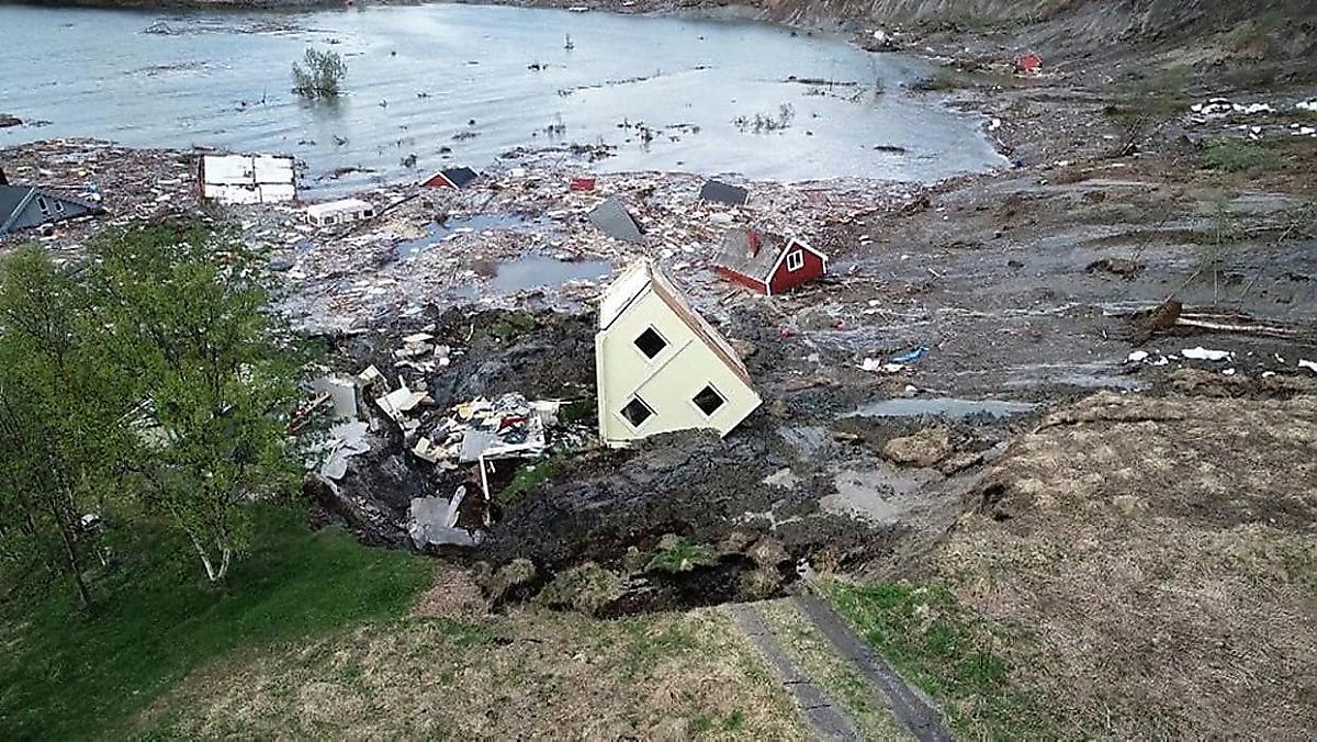 Массивный оползень унёс в море 8 домов в Норвегии