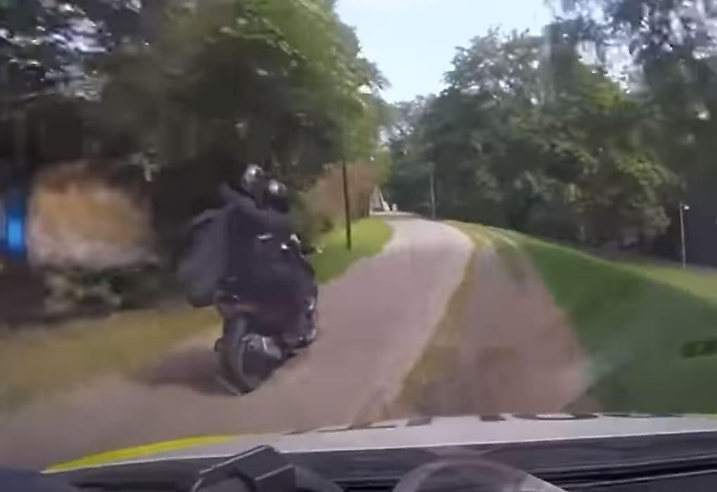 Погоня полицейского на автомобиле за шведскими налётчиками на мотоцикле попала на видео в Норвегии