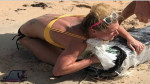 Полицейские объявили в розыск девушку, укравшую вымытый на пляж свёрток с «травой» во Флориде