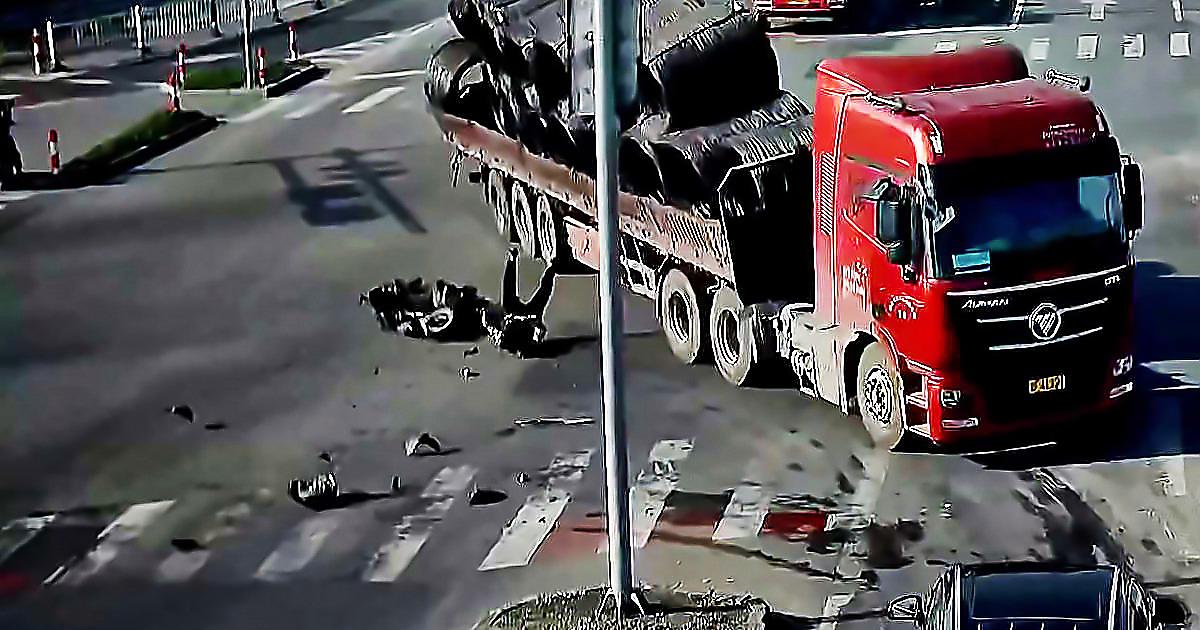Скутерист чудом не пострадал, угодив под грузовик в Китае