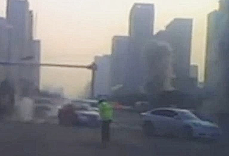 Три канализационных колодца одновременно взорвались на автотрассе в Китае ▶