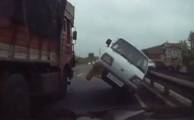 Водитель фургона лихо подрезал грузовик и неожиданно оказался на пути легкового автомобиля в Индии (Видео)