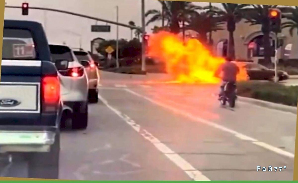 Байкер врезался в легковушку и чудом не сгорел в США Байкер врезался в легковушку и чудом не сгорел в США