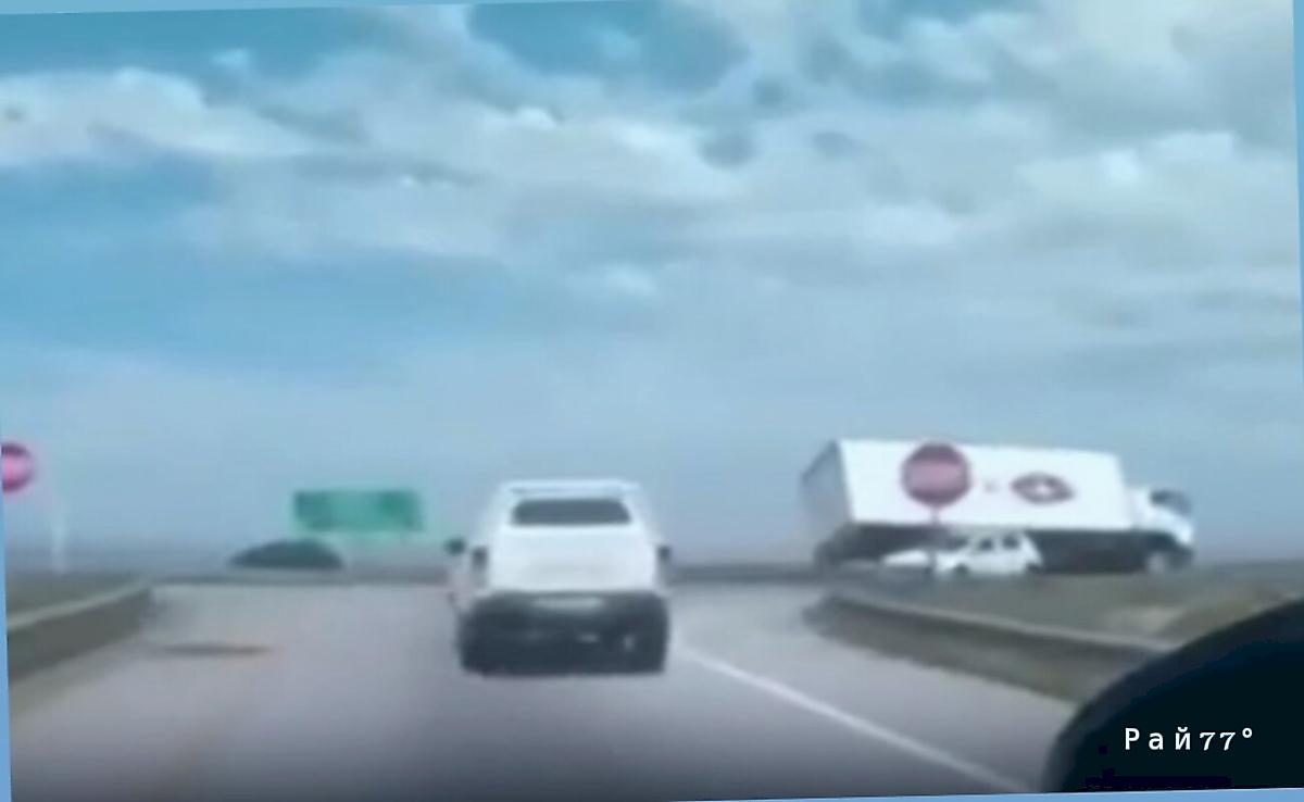 Безумная погоня полицейских за угнанным грузовиком попала на видео в ЮАР Безумная погоня полицейских за угнанным грузовиком попала на видео в ЮАР