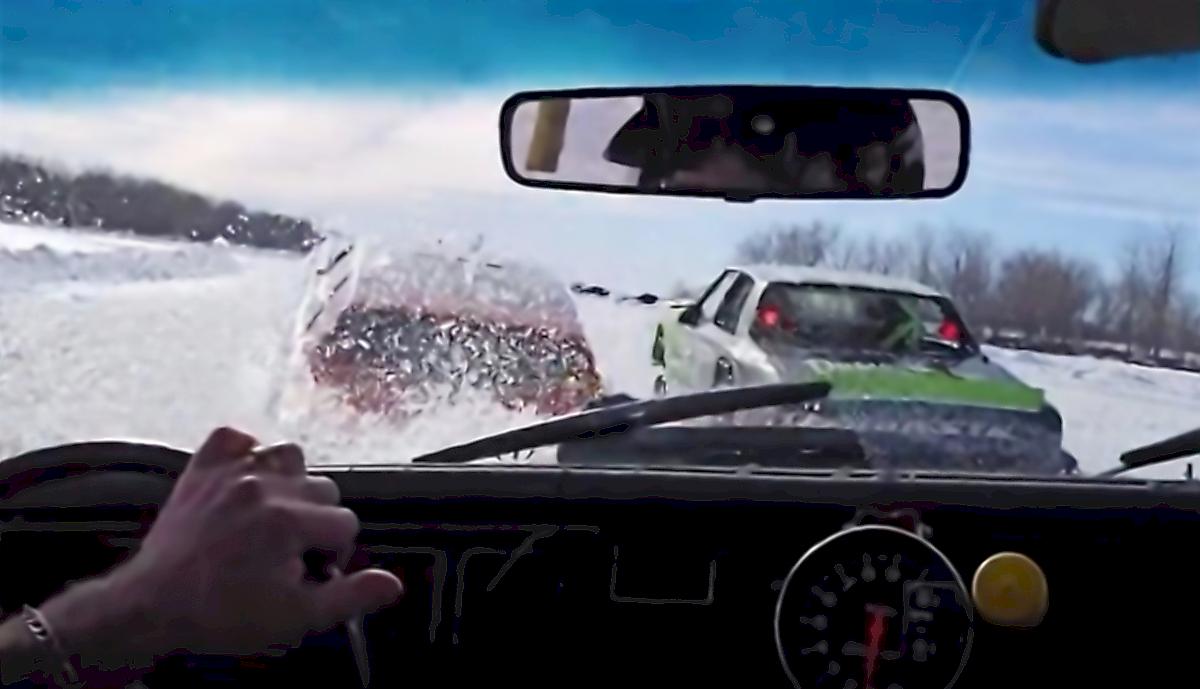 Гонщики утопили автомобили на замёрзшей реке в Канаде