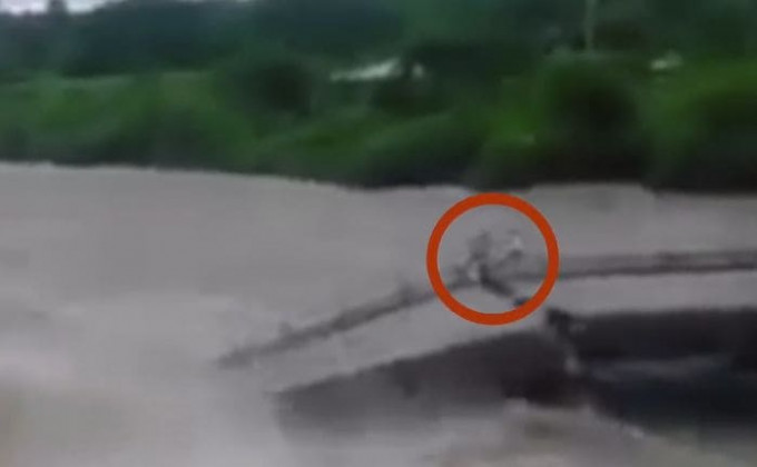 Обрушившийся мост чуть не погубил двух местных жителей на Кубе (Видео)