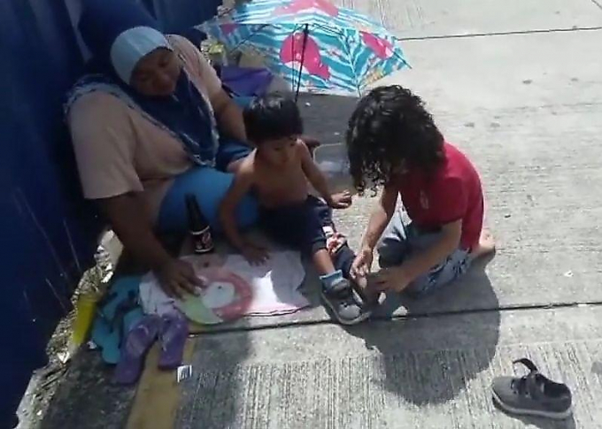 Ребенок подарил свою обувь и носки бездомному мальчику на улице в Малайзии ▶